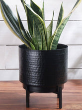 Load image into Gallery viewer, Set of 2 Different Size Hammered Black Metal Tabletop Indoor Planters with Stands - Includes 4/5 Gallon and 1/2 Gallon Pots for Small Plants